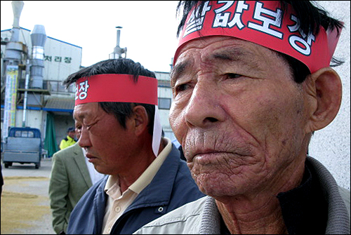  충북 음성군 금왕농협미곡처리장(RPC) 앞에서 19일 오전 음성군 쌀값보장대책위원회(쌀대책위) 주관으로 기자회견이 열렸다. 이날 기자회견에 참석한 농민들이 심각한 표정으로 기자회견문을 듣고 있다.