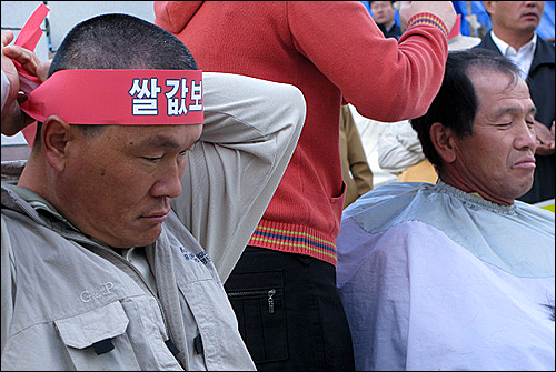  쌀 값 폭락 항의의 뜻으로 이상정 쌀대책위 집행위원장과 반선환 쌀전업농음성군연합회 부회장이 삭발했다.