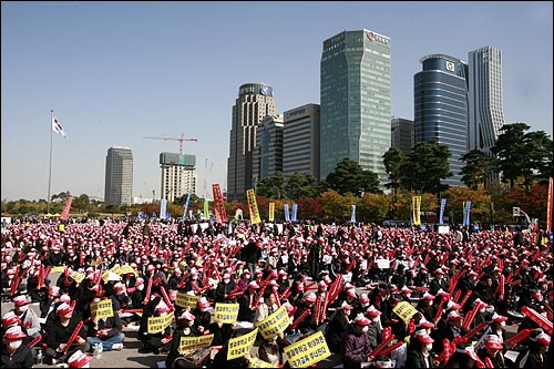 20일 오후 여의도공원 문화마당에서 한국학원총연합회 주최로 열린 '학원교육 말살정책 저지를 위한 전국학원교육자대회'에서 참석자들이 막대풍선을 두들기며 구호를 외치고 있다.