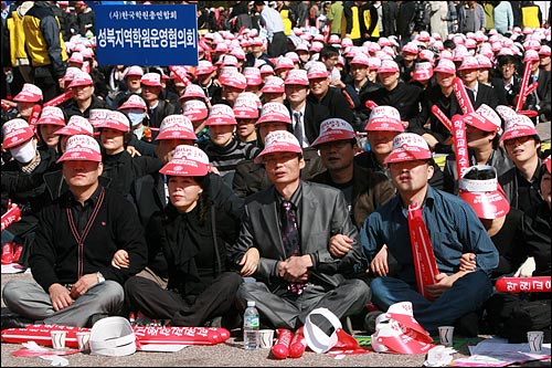 한국학원총연합회 주최로 열린 '학원교육 말살정책 저지를 위한 전국학원교육자대회'에서 참석자들이 율동을 배우고 있다.
