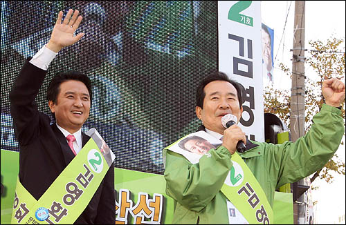 민주당 정세균 대표가 20일 오후 경기 안산 부곡동에서 지역주민들에게 김영환 후보를 지지해줄 것을 호소하고 있다. 