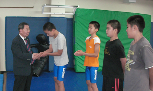 제18회 동경올림픽 은메달리스트인 장창선 고문님께서 선수들을 격려하고 있다.