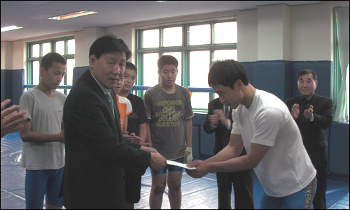 시립 인천전문대 김문기 교수님(인천레슬링협회장)께서 레슬링 선수단을 격려하고 있다.