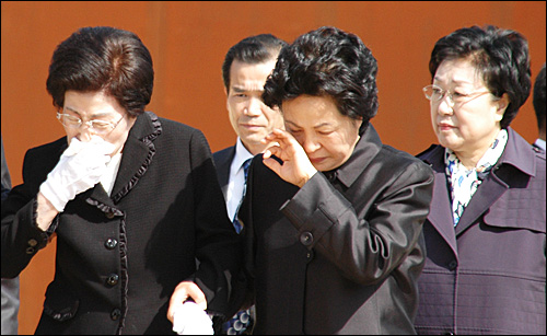 이희호 김대중평화센터 이사장과 권양숙 아름다운봉하 이사장이 21일 고 노무현 전 대통령의 묘소를 참배한 뒤 돌아서면서 눈물을 보이고 있다.