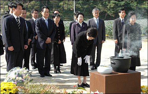 이희호 김대중평화센터 이사장이 21일 김해 봉하마을에 있는 고 노무현 전 대통령의 묘소를 참배하고 분향한 뒤 절을 하고 있다.