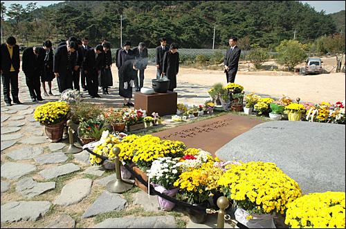 이희호 김대중평화센터 이사장이 21일 오후 김해 봉하마을에 있는 고 노무현 전 대통령의 묘소를 참배했다.