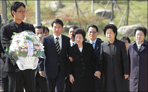 이희호 김대중평화센터 이사장이 21일 고 노무현 전 대통령의 묘소를 참배했다.