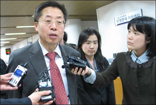  21일 오후 서울중앙지법에서 용산 철거민 변호인단의 김형태 변호사가 검찰 구형에 대한 입장을 밝히고 있다.