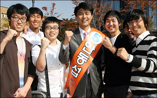 10.28 재선거에서 수원 장안에 출마한 안동섭 민주노동당 후보가 21일 오후 팬카페 회원들인 성균관대 학생들을 만나 선전을 다짐하고 있다.