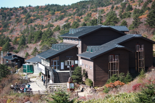  언덕위의 집을 연상하는 촛대봉에서 바라본 세석산장의 모습 