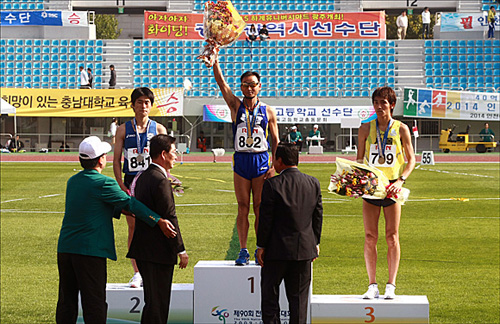  '제90회 전국체육대회' 마라톤 경기에서 시상식에서 우승한 이봉주 선수가 꽃다발을 흔들고 있다. 