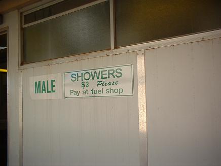 잠잘 곳이 많지 않은 눌라버 플레인에는 여행객에게 샤워만 할 수 있는 장소를 제공하는 주유소가 있다.  