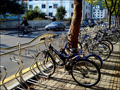 자전거 이용활성화 위해 많은 예산보다 기발하고 참신한 아이디어가 필요하다.