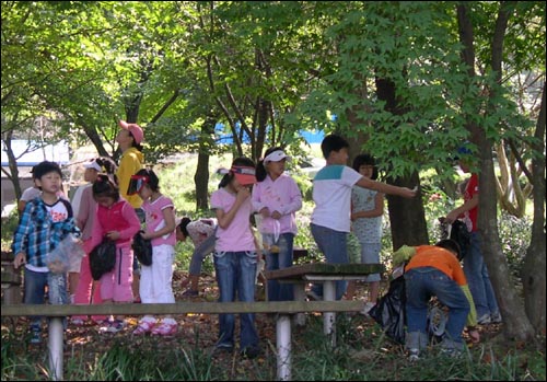 전남산림자원연구소로 체험학습을 온 어린이들이 숲에서 체험활동을 하고 있다.