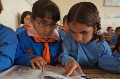 지방정부가 운영하는 시리아의 칸담 카덱 초등학교의 이라크 난민 소녀들이 공부를 하고 있다.