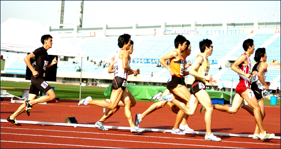 제90회 전국체육대회 남자고등부 400M 결승전(2009.10.22 한밭종합운동장) 재미동포 육상선수로 출전한 이기동군이 400M 경기에서 역주를 하고 있다. 맨 뒤 검은색 운동복을 입고 뛰고 있다. 