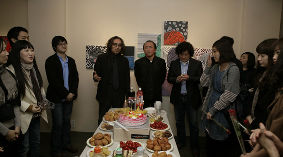 지난 21일 오후 지도교수인 권순환 교수,  사진 지도교수인 문성준 교수 등이 학생들과 함께 조촐한 오프닝 행사를 열었다.