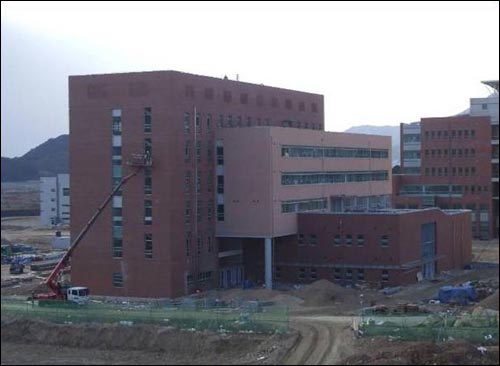 1908년 고종황제가 한의인력을 양성하기 위해 만든 동제의학교가 폐교된 지 100년만인 2008년 대한민국 최초의 국립한의과대학이 된 부산대학교 한의전원. 2010년에는 한방병원이 진료를 시작할 예정이다.

