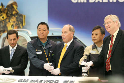GM 최고경영진과 GM대우노조 대표자가 10월 15일 GM대우 부평본사에서 출범7주년을 축하하는 떡 절단식을 하고 있다.