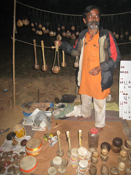 인도 전통악기를 제작해 벼룩시장에서 판매하는 바울, 이 바울은 경찰출신이다.