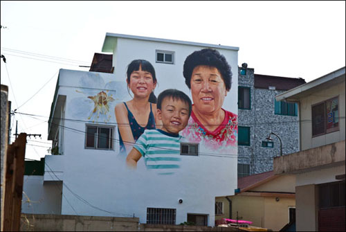  성진골 들머리의 벽화 주인공은 '복덩이 할머니'와 그이의 손자와 친구다. 이들은 벽화 속의 시간을 기억하면서 늙어가고 또 자랄 것이다.