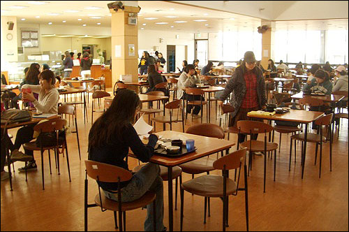 도서관 학생 식당에서 학생들이 밥을 먹고 있다.