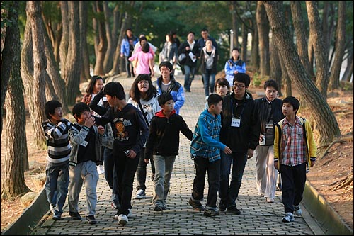 23일 오후 경기도 강화군 광성보를 둘러보며 숲길을 걸어가고 있다.