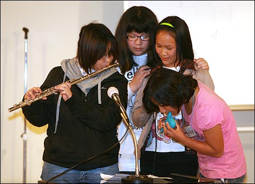 장기자랑 시간에 플룻과 오카리나 연주를 하는 학생들.