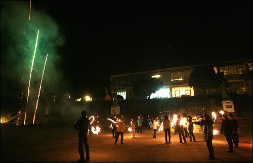 오마이스쿨 운동장을 밝힌 불꽃놀이.