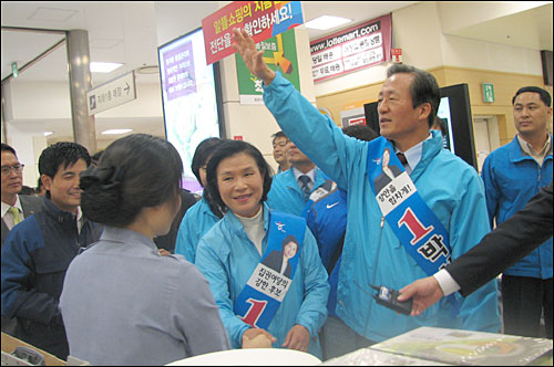 한나라당 박찬숙 후보가 정몽준 대표와 함께 수원 장안 선거구에 있는 한 대형마트를 찾아 유권자들에게 지지를 당부하고 있다. 
