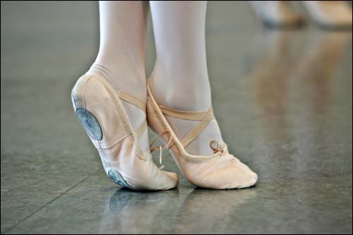 발레 연습을 하는 주부들의 발이 아름답다.