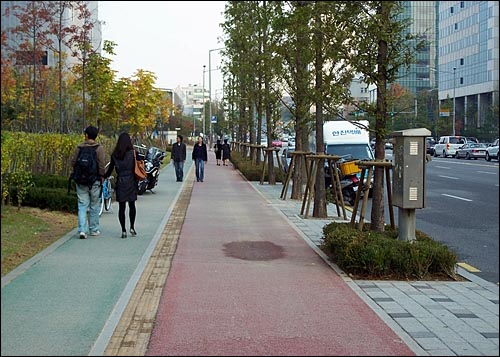 <오마이뉴스> 사무실이 있는 서울 상암동은 이런 자전거도로를 채택했는데, 보다시피 보행로와 자전거로가 혼용되어 달리는 자전거가 보행인을 다치게 할 수 있습니다.