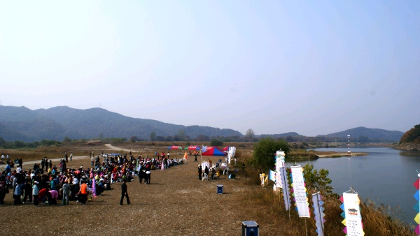 바위늪구비 습지로 모여드는 참가자들 공동선 실현 사제연대 소속 사제단 및 천주교 수원교구 7개 성당 신자들이 여강변 바위늪구비 습지 일대에 모여들고 있다