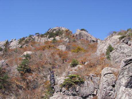 상왕봉과 마주하는 봉우리(1435m)