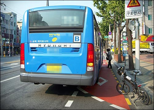 버스들이 진입하는 버스 정류장도 자전거길과 같이 있기 때문에 주의해서 달려야 합니다.