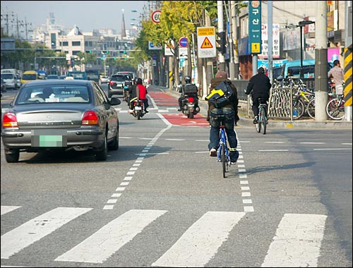 사거리에서도 자전거길이 확보되어 있어 좋습니다. 가끔 오토바이가 자전거길을 달리기도 하지만 위협만 안 준다면 관용을 베풀렵니다.