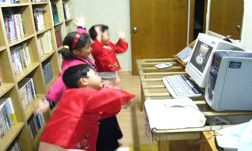 설날 국악 연주를 보면소 춤추는 아이들. 바로 이 컴퓨터가 7년을 쓴 컴퓨터입니다. 