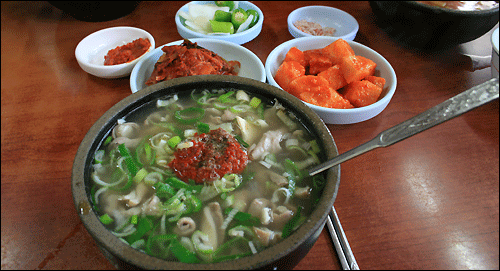 정갈한 찬과 개운한 내장국밥이다.