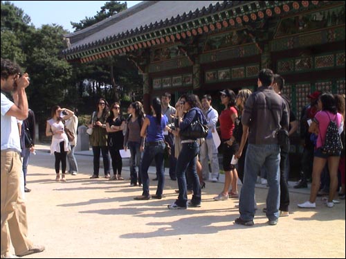 한국의 전통 문화재를 투어하는 외국인 관광객들의 모습  직종별로 제각각 선호하는 관광코스나 동선은 다르지만, 가이드의 설명 아래 한국의 전통 문화들을 접하는 외국인 VIP 관광객들의 모습이 사뭇 진지하다    