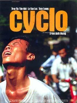  <나는 비와 함께 간다>의 예고편에 해당되는 트란 안 홍 감독의 1995년 연출 작품 <씨클로> 포스터 장면