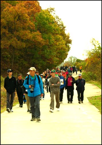 리비교 지나 오색단풍 완연하게 물든 오염되지 않은 청정지역 "DMZ 걷기대회 코스를 편안한 모습으로 걷는 대회 참가자들
