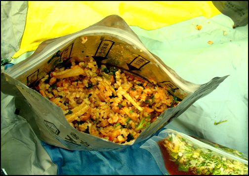 이날 DMZ 걷기 대회에 참가자들에게 점심으로 군 작전용 전투식량 2형 수프형 쇠고기 비빔밥과 된장국 건빵이 지급되었다.

