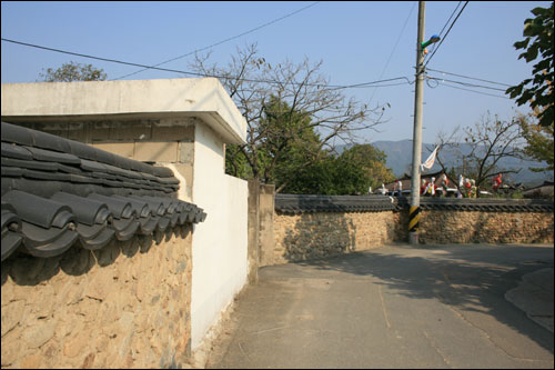  담장에 돌출된 현대식 시멘트 건물이 눈살을 찌푸리게 한다.