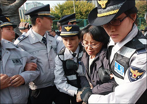  용산참사 유가족들과 용산참사 범국민대책위원회 회원들이 27일 오전 서울 세종로 정부청사 앞에서 정운찬 국무총리 면담을 촉구 기자회견을 마친뒤 용산참사 해결을 위해 정 총리 면담을 요구하자 경찰이 '미신고 불법집회'라는 이유로 참가자들을 강제연행하고 있다.