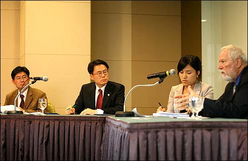 주제발표를 마친 후 김재수 농촌진흥청장(왼쪽 두번째)과 대담중인 딕슨 교수