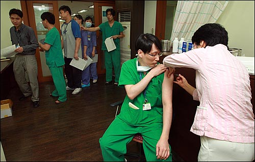 신종인플루엔자 예방백신 접종이 거점병원 등 의료종사자 대상으로 시작된 10월 27일 오후 서울 중구 국립의료원에서 의료진들이 백신을 접종받고 있다. 