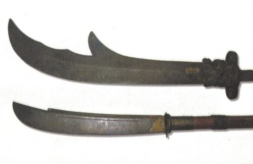 조선시대에 쓰인 무기 중 하나로 중국에서 널리 사용되던 것이 전해졌다. 육중한 무게을 이용해 베면서 상대방을 공격하였다.
