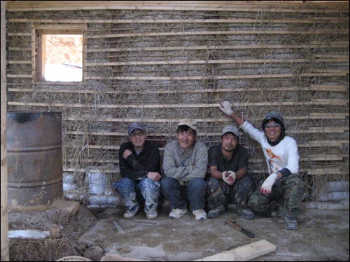  생태건축 다큐작가 함승호, 자칭 생태건축 정보통 김성원, 해남에서 온 조각가 이세일, 건축여행가 홍인호. 