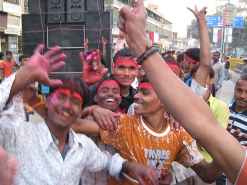 인도 젊은이들이 방(Bang)이라는 마리화나 엑기스를 먹고 밤새 축제에서 춤을 춘다. 이들에게 현생은 찰나일 뿐이다.