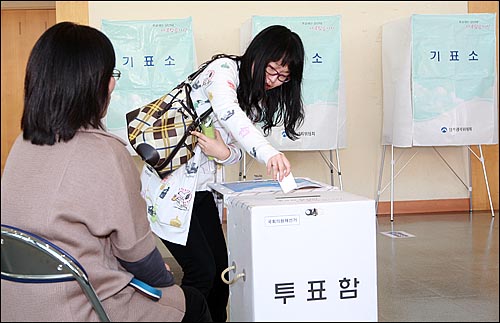  국회의원 5명을 새로 뽑는 10·28 재보궐선거 투표일인 28일 오전 경기도 수원시 장안구 율전동 성균관대 강당에 마련된 율전동 8투표소에서 유권자들이 투표를 하고 있다.